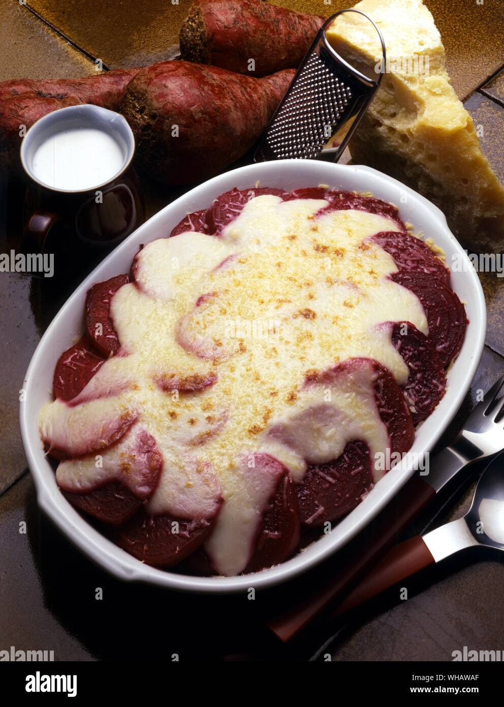 Italienische Küche von Robin Howe. . Barbabietole Gratinate.. Rote Bete Gratin. Stockfoto