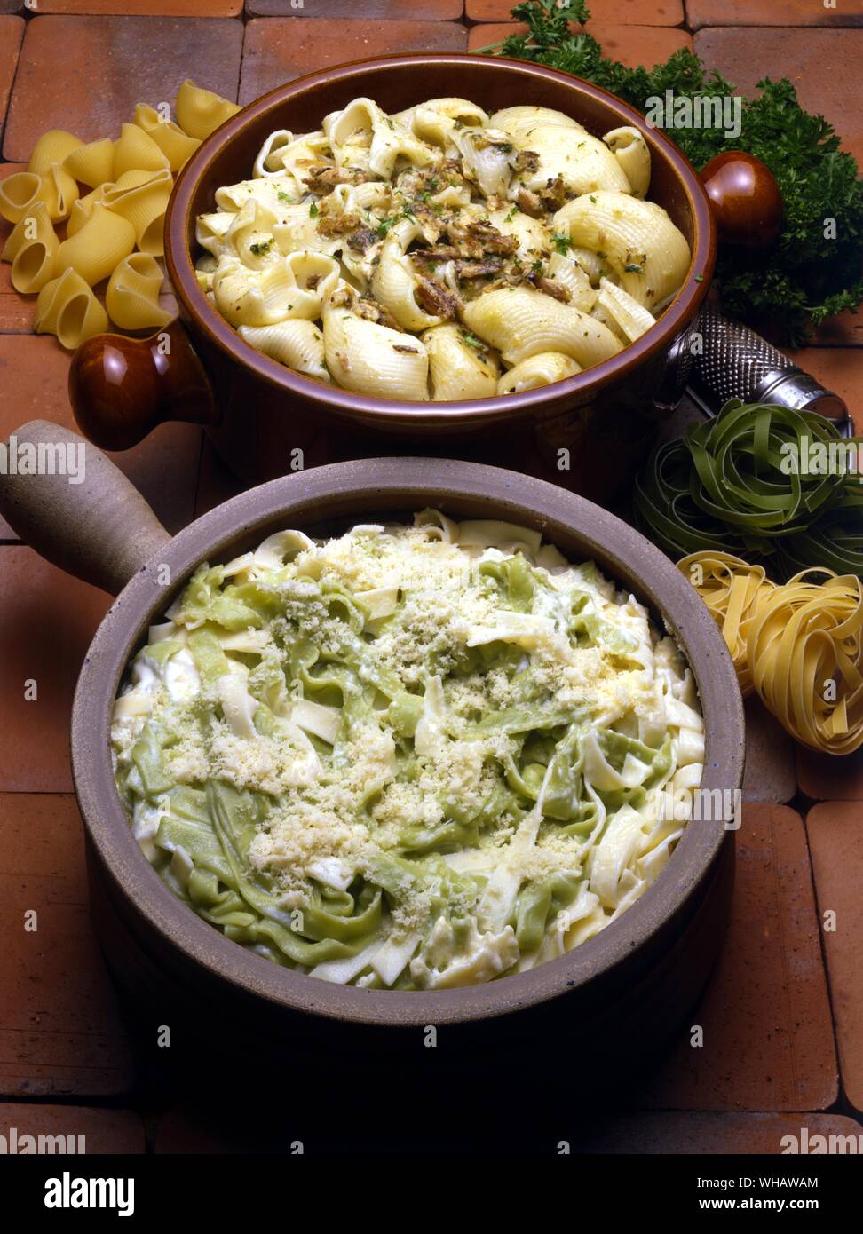 Italienische Küche von Robin Howe. . Top.. Maccheroni Con Salsa Di Falco.. Makkaroni mit Sardinen und Knoblauch Sauce.. . Unten.. Paglia E Fieno.. Die traw und Heu' Stockfoto