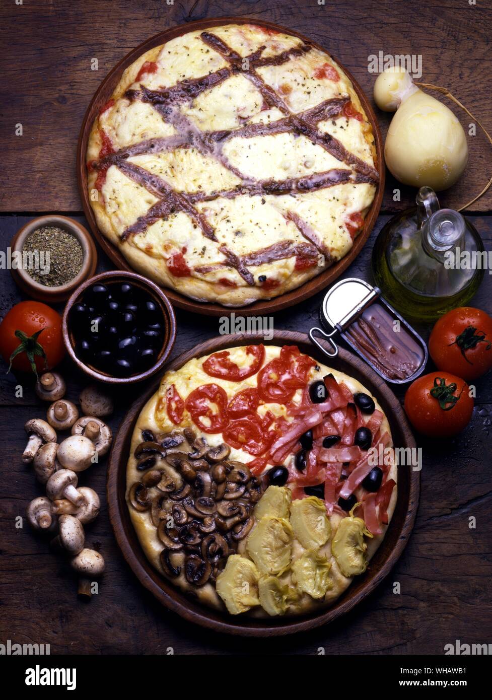 Italienische Küche von Robin Howe. . Top.. Pizza alla napoletana.. . Unten.. Pizza Quattro Stagioni.. (Four Seasons Pizza) Stockfoto