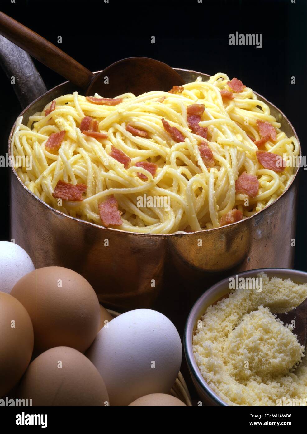 Italienische Küche von Robin Howe. . Spaghetti alla Carbonara. Spaghetti mit Speck und Ei Sauce.. . Stockfoto