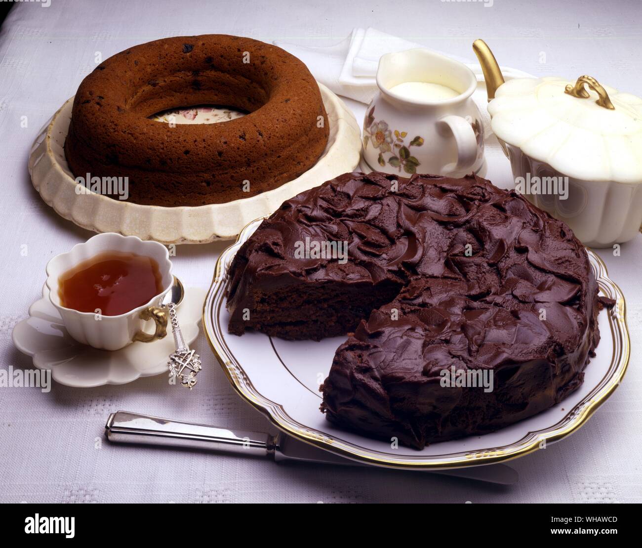 Internationale Küche. Top, Apfelmus Kuchen.. USA.. . Unten, Sachertorte.. Sachertorte, Österreich. Stockfoto