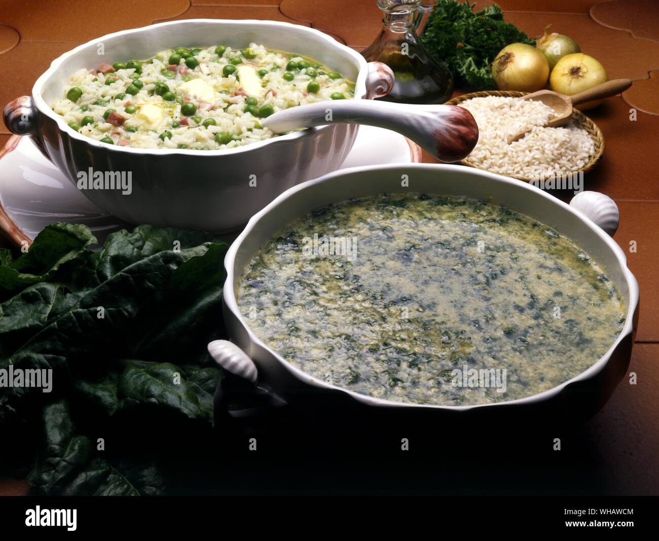 Italienische Küche von Robin Howe. . Links.. Risi e Bisi.. Reis und Erbsen. . Rechts.. Stracciatelle.. Ei und Käse Suppe. Stockfoto