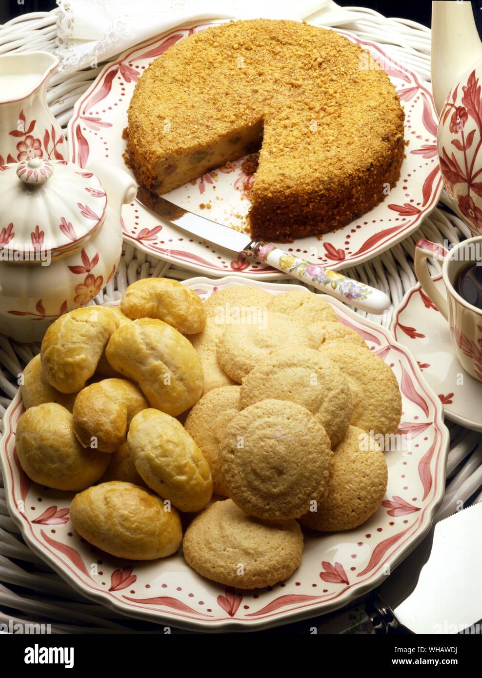 Italienische Küche. . Top.. Torta Di Pane e Amaretti.. Brot und Makronen Pudding.. . Unten, Links.. Fave dei Morti.. 'Dead Men's Bohnen'.. . Unten rechts.. Amaretti D'Arborea. Mandel Makronen. Stockfoto