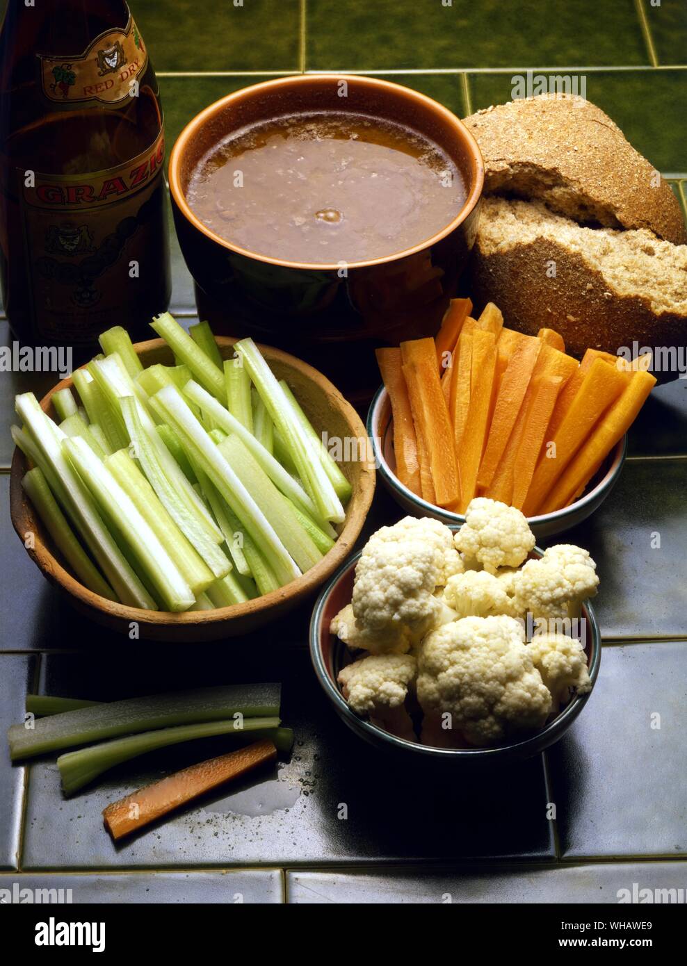 Italienische Küche. Bagna Cauda.. Knoblauch und Sardellen Sauce. Stockfoto