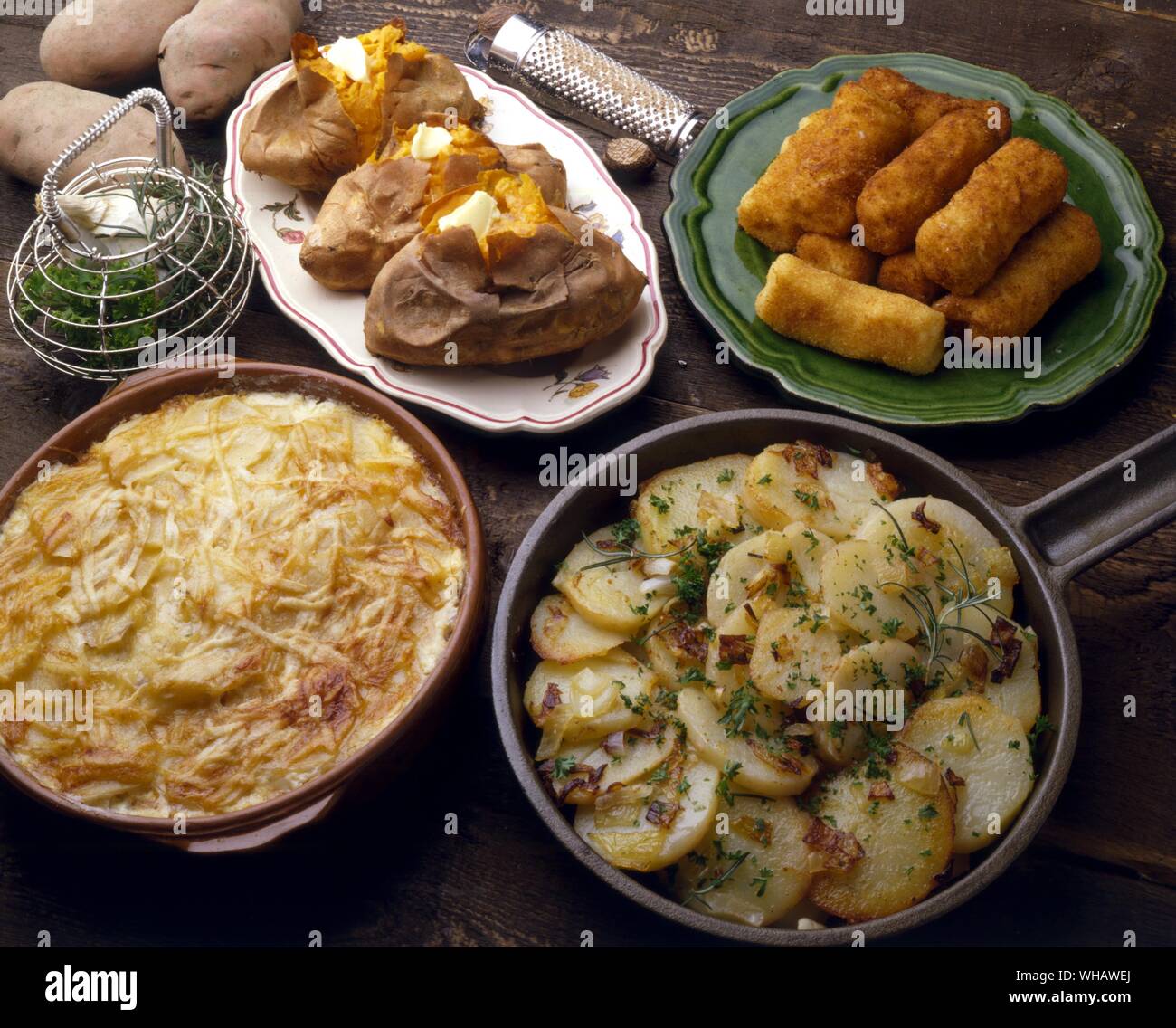 Französische Rezepte. Inhalt Seite.. . Im Uhrzeigersinn von links oben.. Patates En Hemd, En Ritt de Chambre.. Gebackene Kartoffeln.. . Pommes de terre Duchesse.. Herzogin Kartoffeln.. . Pommes de terre Lyonnaise.. Lyonnaise Kartoffeln.. . Gratin de Pommes de Terre Dauphinoise.. Überbackene Kartoffeln mit Milch und Käse.. Stockfoto