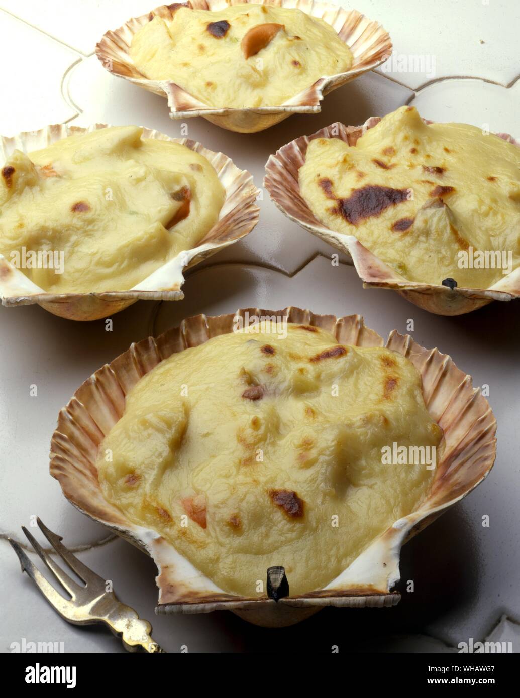 Französische Rezepte von Jill Pound-Corner.. . Rechts.. Coquilles St. Jacques Morney.. Jakobsmuscheln in Morney Soße.. Stockfoto