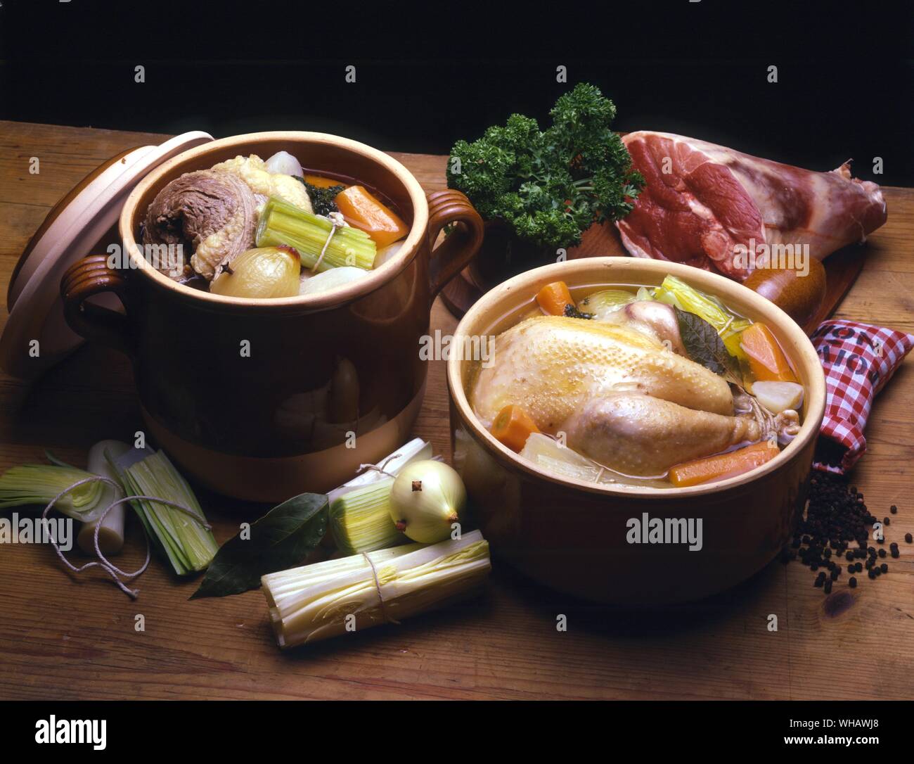 Französische Küche von Eileen Reece.. . Pot-Au-Feu.. . Poule au Pot.. Huhn im Topf Stockfoto