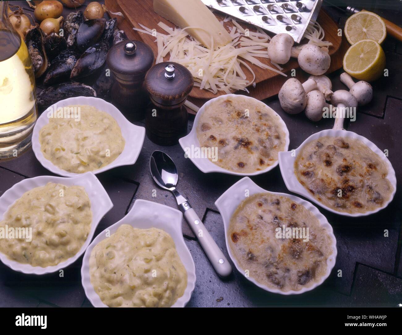 Französische Küche von Eileen Reece.. . Conquilles De Moules Au Cari.. Muscheln in Currysauce.. . Gratiniert De Poisson Mornay.. Fisch in Pilzen und Käse Sauce. Stockfoto