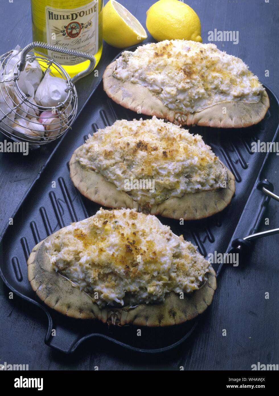 Crabes toulonnais. Frisch gebackene Krabben mit Miesmuscheln Stockfoto