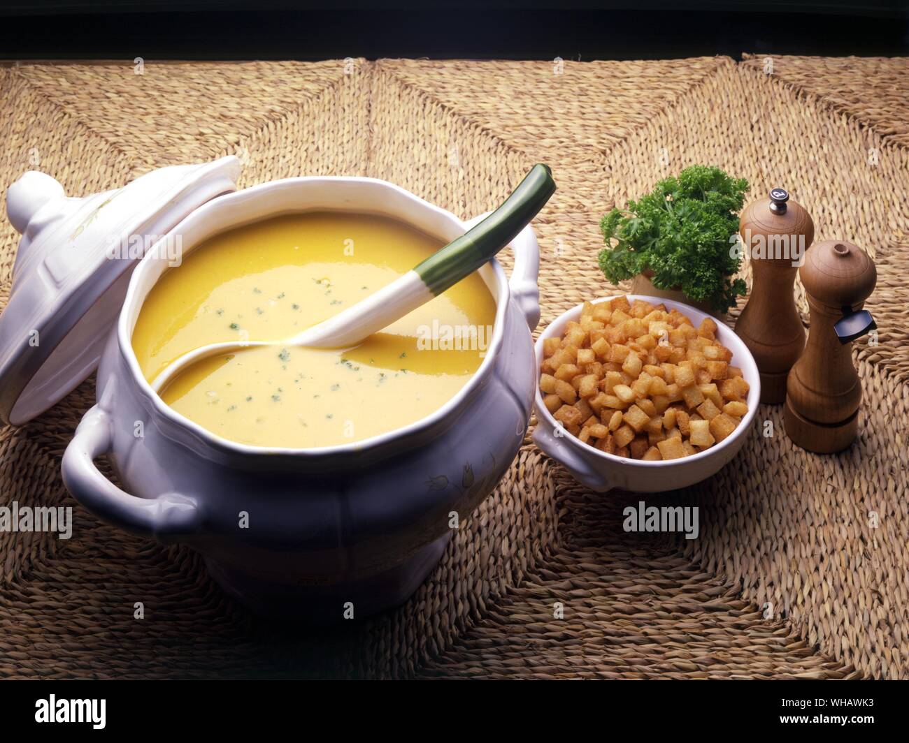 Französische Küche von Eileen Reece.. . Potage Crecy.. Karotten Suppe. Stockfoto