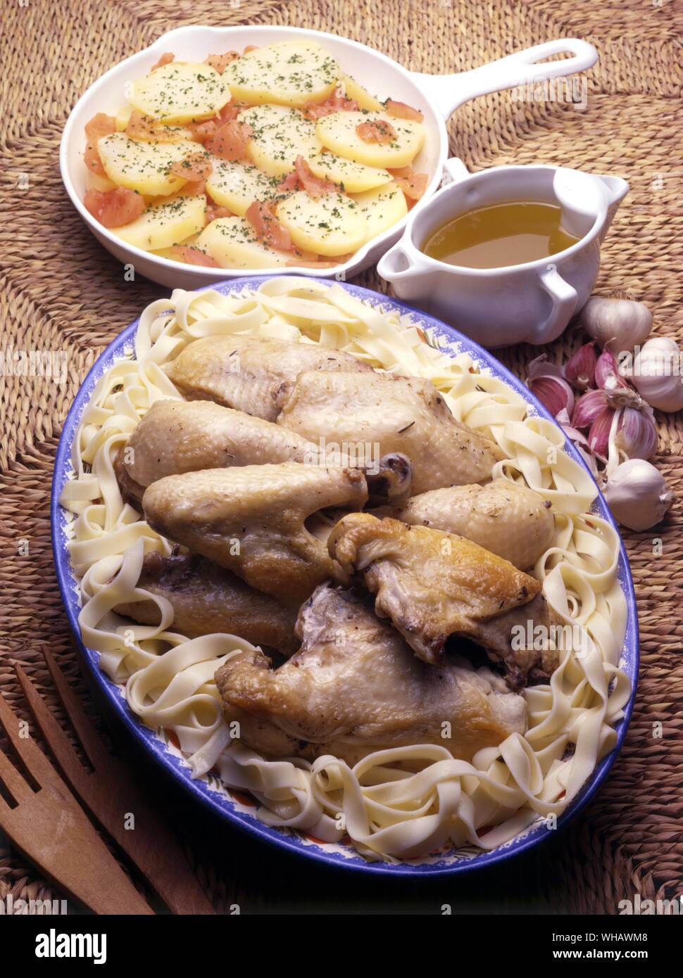 Poulet aux trente gousses d'Ail. Huhn mit 30 Zehen Knoblauch gekocht. . Pommes de terre à la Provencale. Mediterrane Gericht Stockfoto