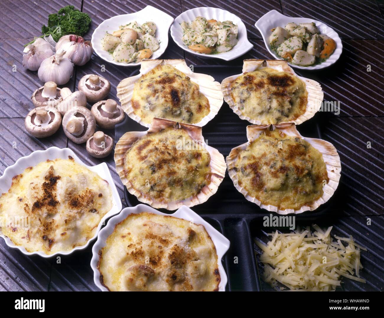 Coquolles St Jacques a la Provencale. Jakobsmuscheln mit Knoblauch. . Coquolles St Jacques mornay. Jakobsmuscheln in Käsesoße. . Stockfoto