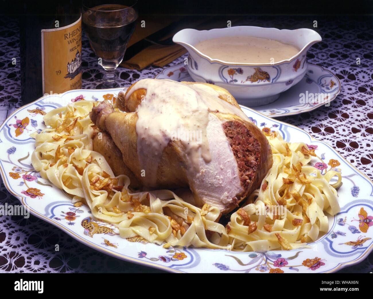 Poularde a l'alsacienne. Huhn gefüllt mit Foie gras Hühnerleber und in Weißwein und Brandy zubereitet Stockfoto
