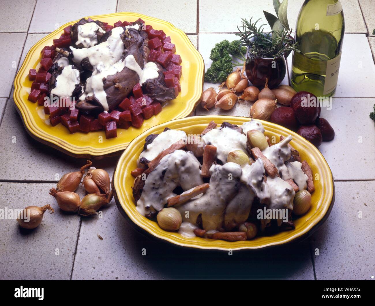 Lievre a la Creme. Hase in Creme. Lievre a la betterave. Hase gekocht mit Rote Bete Stockfoto
