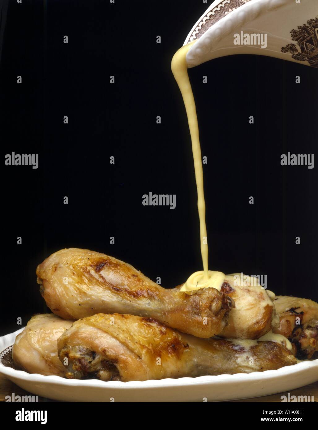 Gegrillte Hähnchenkeulen mit Gubbins Sauce Stockfoto
