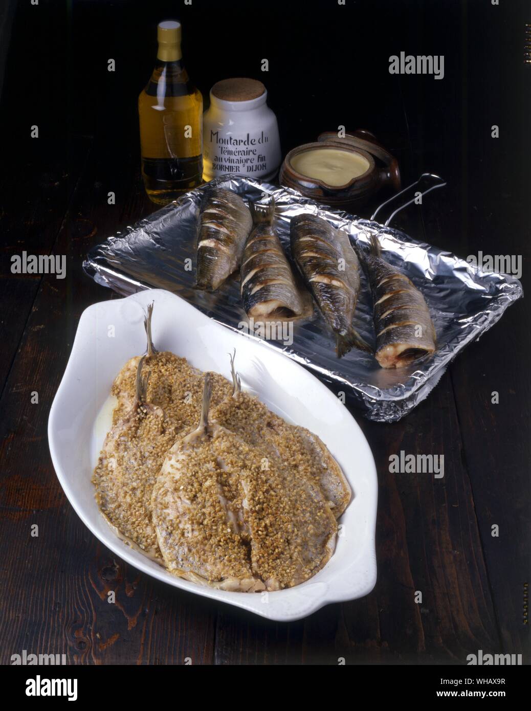 Gegrillte Heringe mit Senfsauce. Heringe in Haferflocken Stockfoto