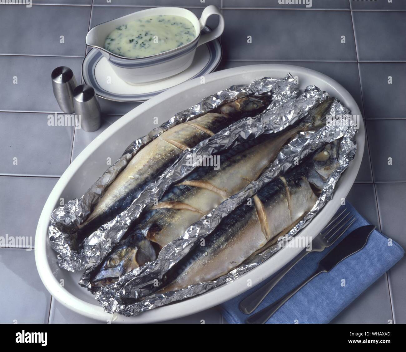 Makrele in Parzellen mit Brunnenkresse Sauce Stockfoto