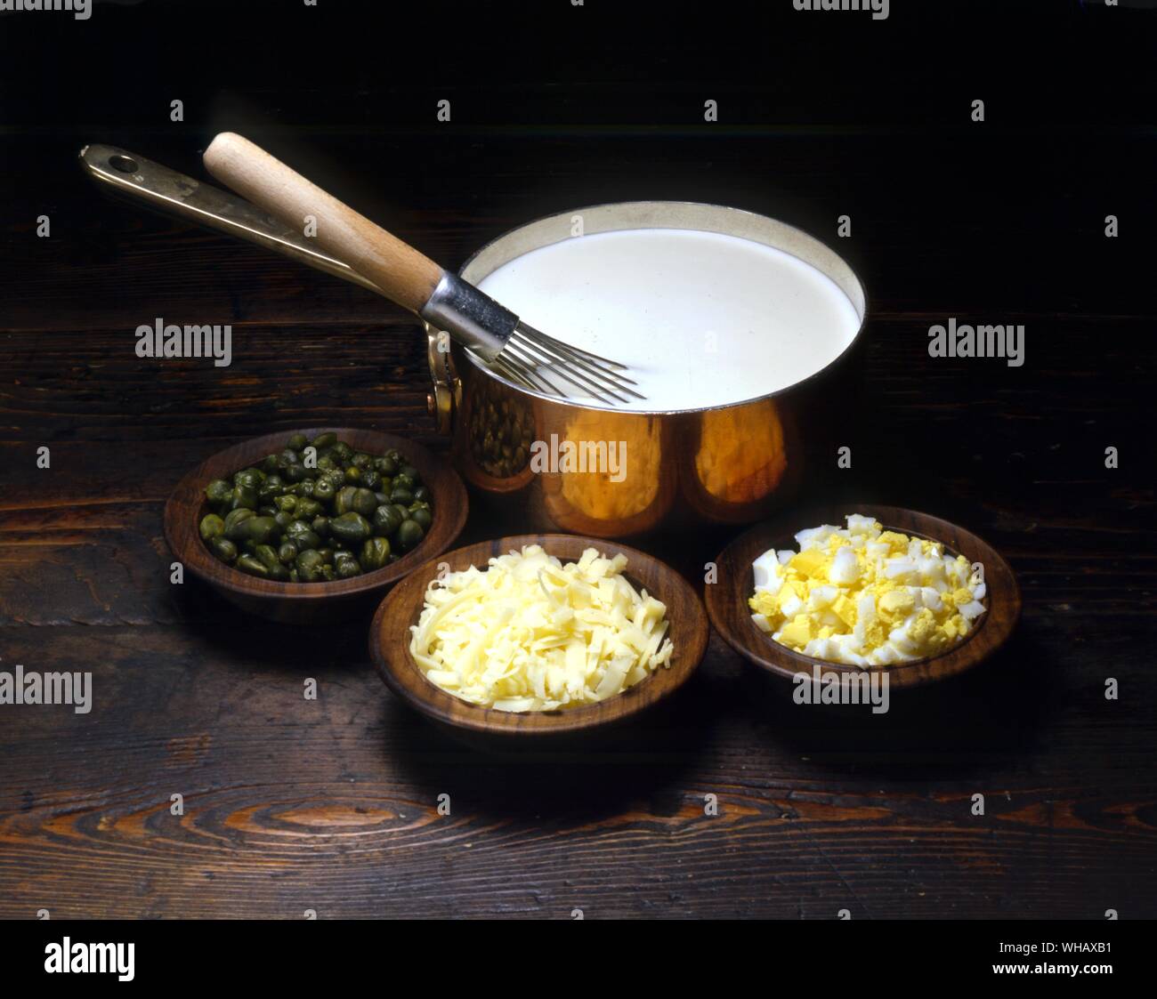 Grundlegende weiße Soße. mit Zutaten für ei Käse und Kapern Variationen Stockfoto
