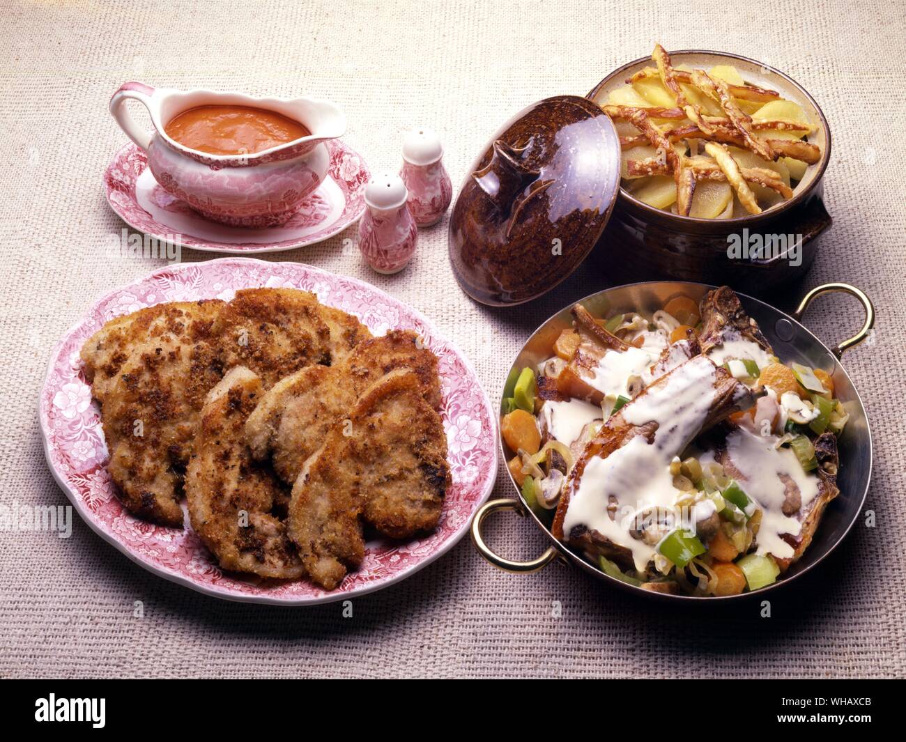 Schweineschnitzel mit Tomatensauce. Dublin Sparerib Schweinefleisch mit Äpfeln. Geschmorte Schweinekoteletts mit Sherry Stockfoto