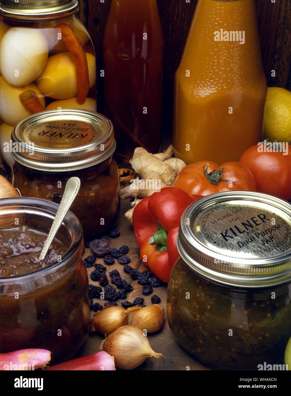 Eingelegte Eier. Tomatenketchup. Apple mit Curry und Pfeffer Chutney. Rhabarber und Rosinen. Grüne Tomaten Chutney Stockfoto