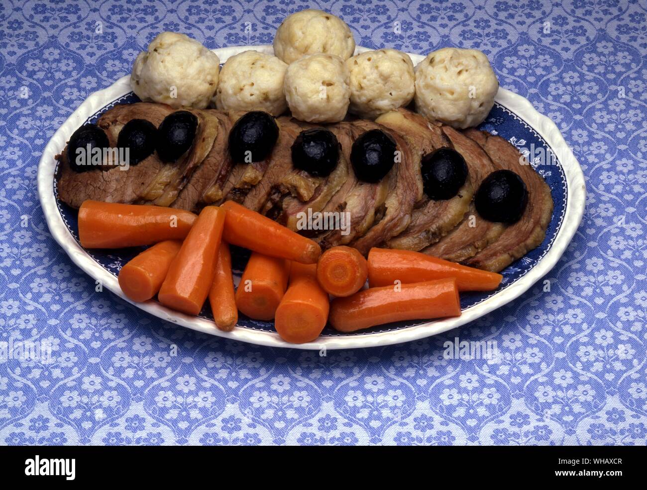 Gekochtes Rindfleisch und Karotten mit Kümmel Knödel Stockfoto