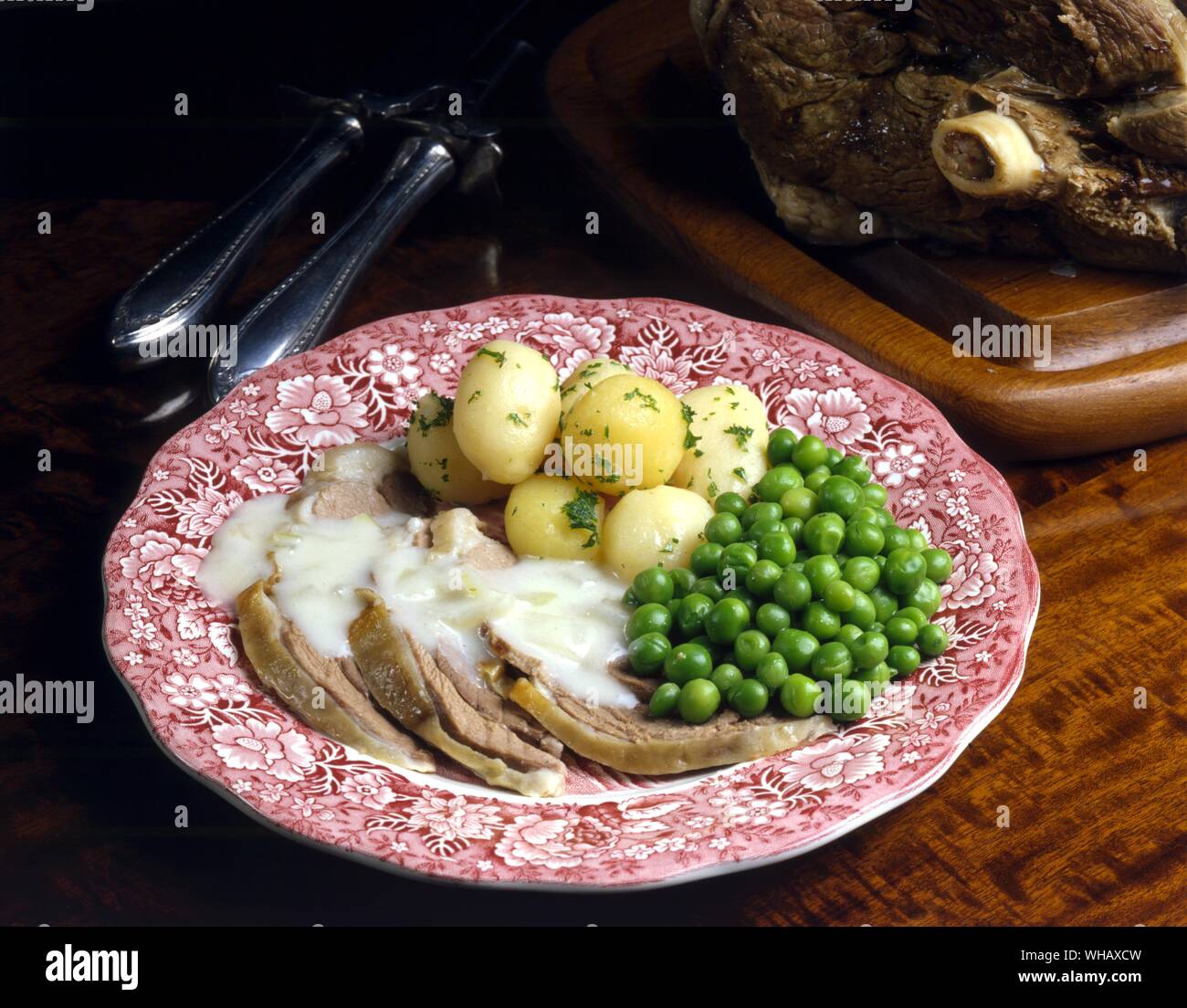 Gekochte Lammkeule mit Zwiebel Sauce Stockfoto