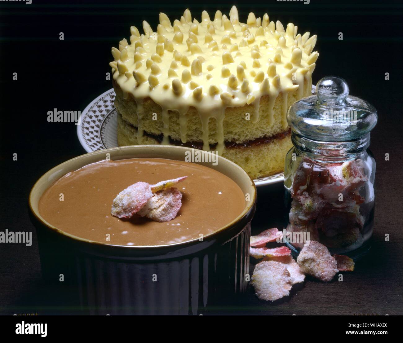 Sugarfrosted Rosenblätter. Beschwipste Kuchen und Mousse au Stockfoto