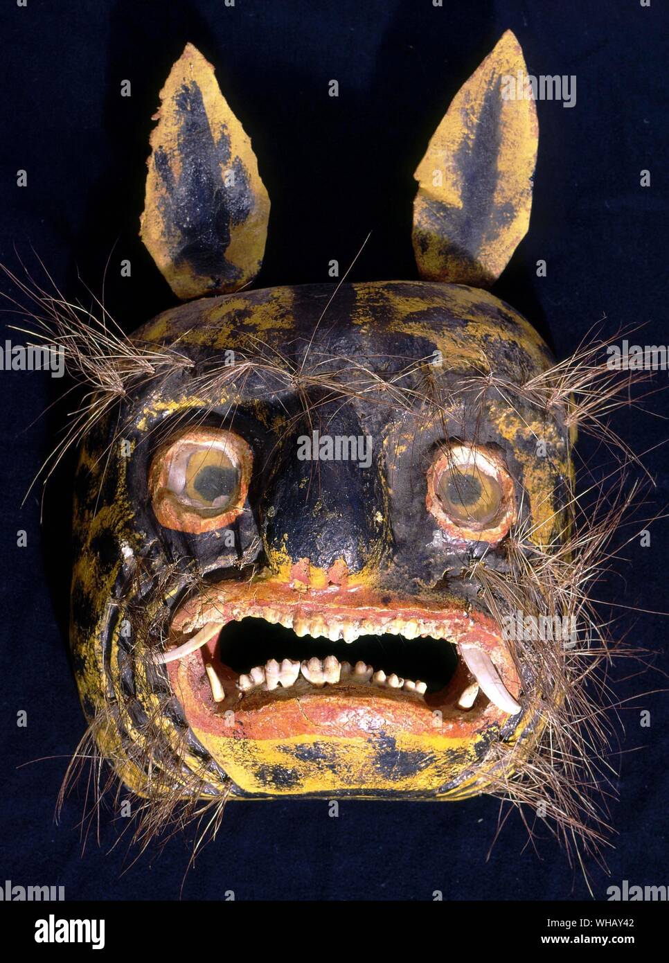Mexikanische Maske Horniman. Der Teufel und alle seine Werke von Dennis Wheatley, Seite 116. Stockfoto
