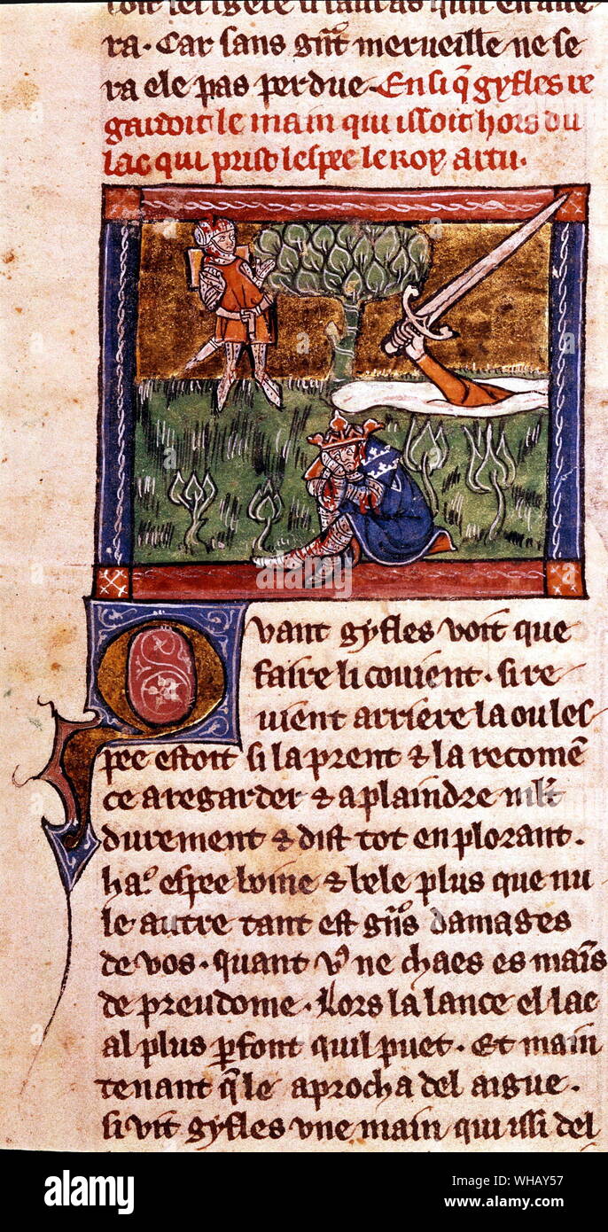 Sir Bedivere wirft König Artus' Schwert Excalibur in den See an der sterbenden Arthurs Befehl, der im Vordergrund sitzt, 1316. Eine Hand aus dem See, greifen das Schwert der Ritter nur geworfen hat.. . Stockfoto