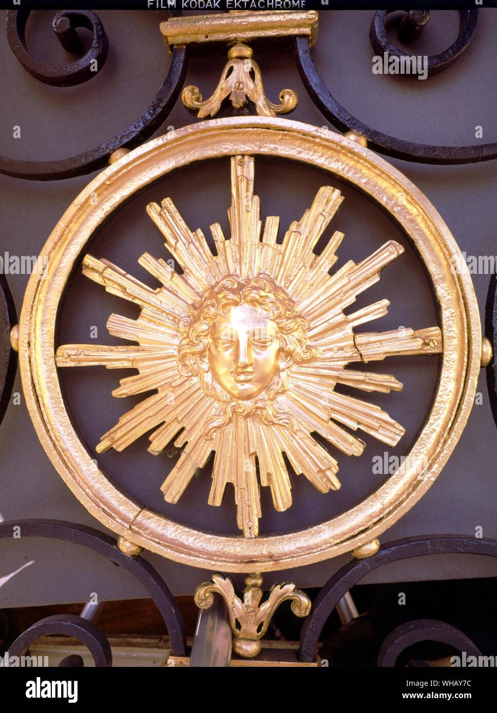 Der Sonnenkönig, Wappen, von einem Balkon in der Place Vendome, Paris. Kunstvoll mit einem Emblem von Louis XIV eingerichtet Der Sonnenkönig von Nancy Mitford, zurück. . Stockfoto