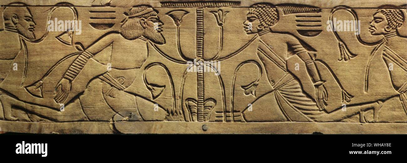 Details aus der zeremoniellen Schemel des Königs. Die Feinde Ägyptens erobert und unter dem Joch des Pharao (eine Variante der Szene der Union der Beiden Länder). Tutanchamun, von Christiane Desroches Noblecourt Seite 51. Stockfoto