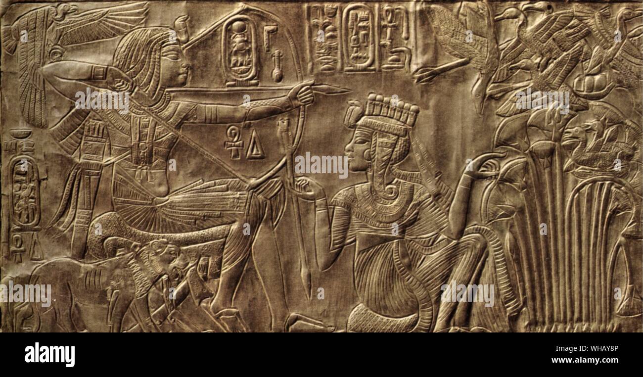 Details von der Außenseite der vergoldeten Schrein. Die Königin trägt der König in einem Ritual Jagdszene. Tukankhamen, von Christiane Desroches Noblecourt, Seite 41. Die Außenwände und die Türen der Schrein sind in Verkleidungen durch die hieroglyphischen Inschriften mit Szenen mit Tutanchamun und seine Frau in den verschiedenen Aspekten des Ehelebens gerahmte unterteilt, ein Thema, das die Szenen der Amarna-zeit erinnert. Die gesamte dekorative Schema der Schrein hat starke symbolische Konnotationen mit der religiösen und politischen Sphären verbunden sind. Die intime Beziehungen zwischen den Pharao und seine Braut repräsentieren die Stockfoto