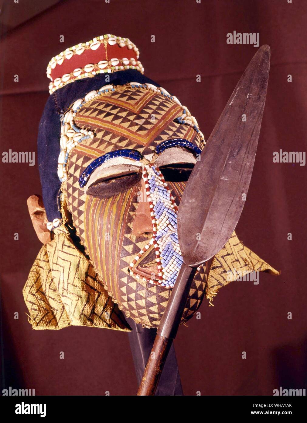 Bakuba Maske, Kongo. Die African Adventure - eine Geschichte von Afrikas Entdecker von Timothy Severin, abdecken. Stockfoto