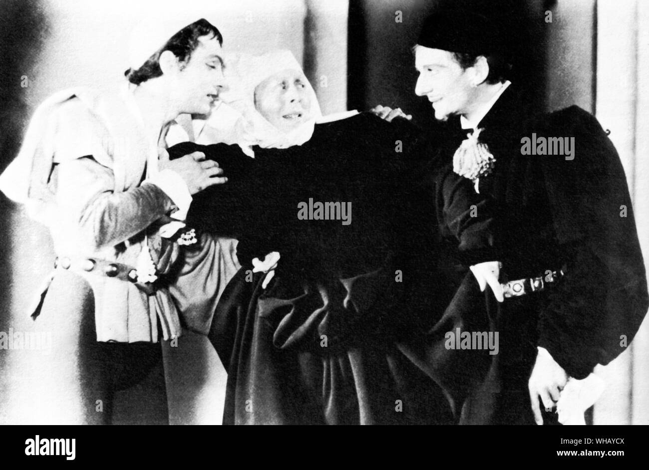 Laurence Olivier als Romeo, Edith Evans, als die Krankenschwester und John Gielgud als Mercutio in Romeo und Julia, Old Vic die Produktion im neuen Theater 1935 Stockfoto