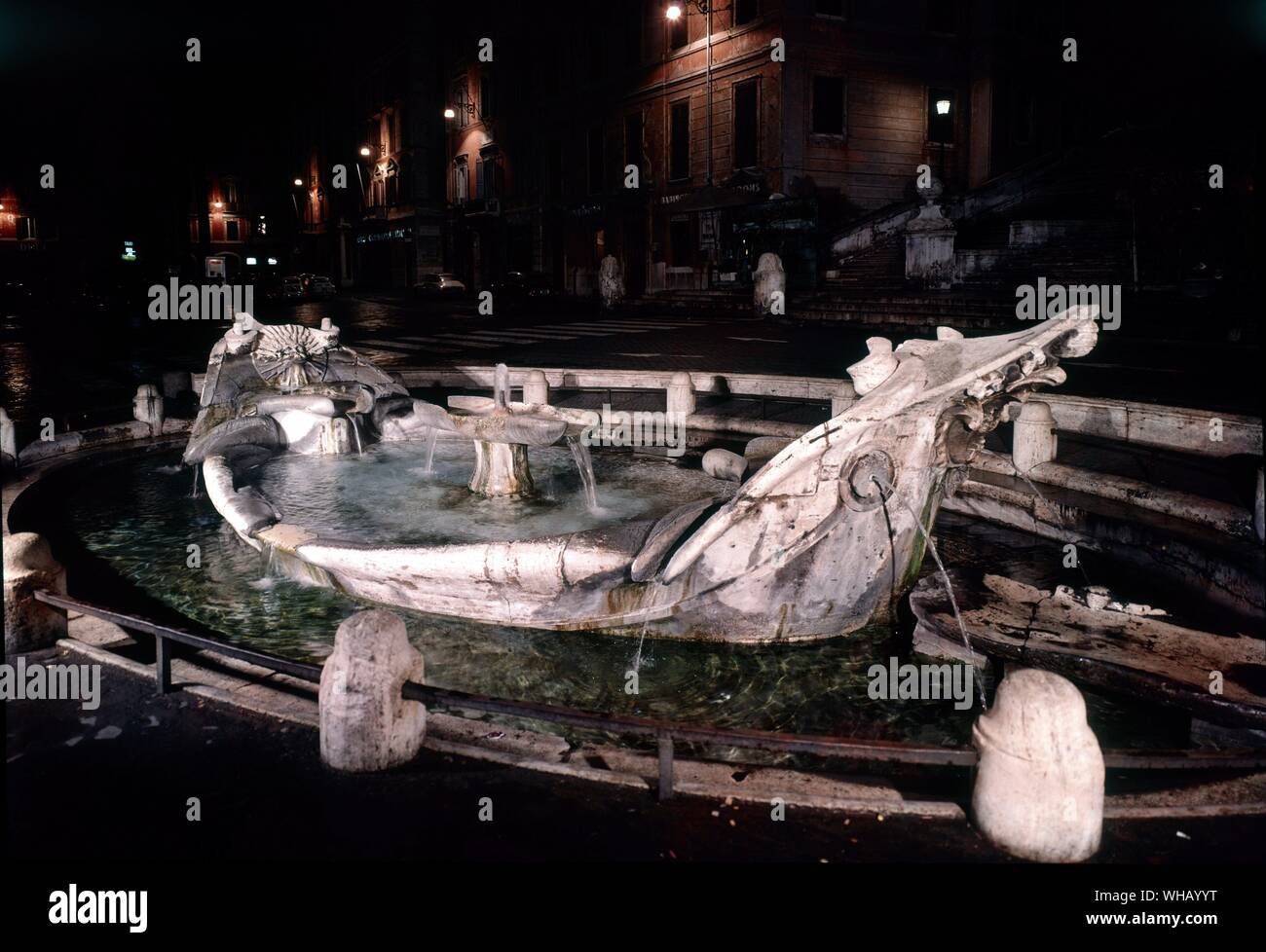 Die Gewässer von Rom durch H. v. Morton. La Barcaccia auf der Piazza di Spagna. Pl. 4, S. 44. Auf der Piazza an der Unterseite ist der frühen barocken Brunnen der Barcaccia (Das hässliche Boot), oft zu Pietro Bernini, Vater eines berühmten Sohn Gian Lorenzo Bernini, der auf die Dekoration zusammengearbeitet, gutgeschrieben. Einer Legende nach, Papst Urban VIII. war ein Brunnen, an dem Ort, da er mit einem Boot hier von einer Flut von den Tiber beeindruckt gebracht worden war. . Stockfoto