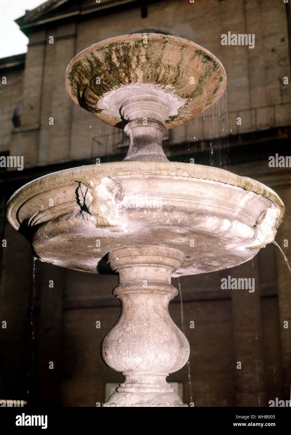 Die Gewässer von Rom durch H. v. Morton. Brunnen auf der Piazza Madonna dei Monti. . Stockfoto