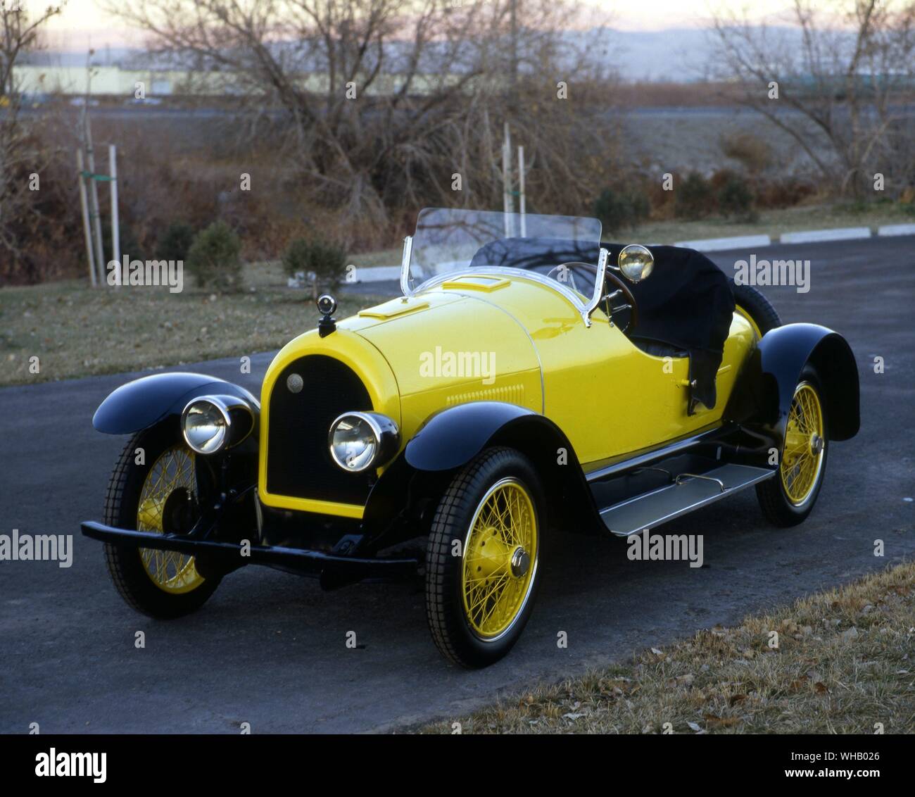 Verkehr Straße 1927. Kissel Modell 55 6 Zylinder Coupé Roadster mit ausziehbarem Schwiegermutter Sitz auf Trittbrett Stockfoto