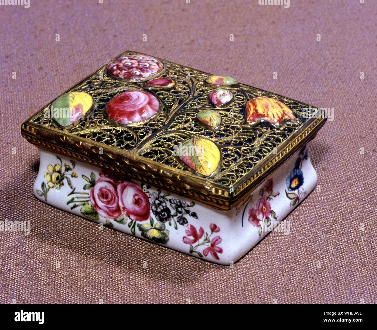 Schnupftabak, c 1754. Birmingham filigrane auf blauem Boden und Bemalung. Sothebys. Stockfoto