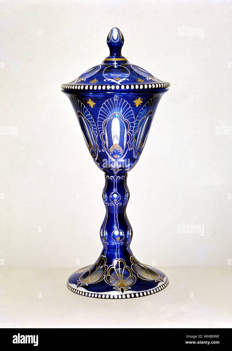Böhmisches Glas, blueflash overlay Vase und Abdeckung mit Emaille und Vergoldung-ht. 74 ins. Stockfoto