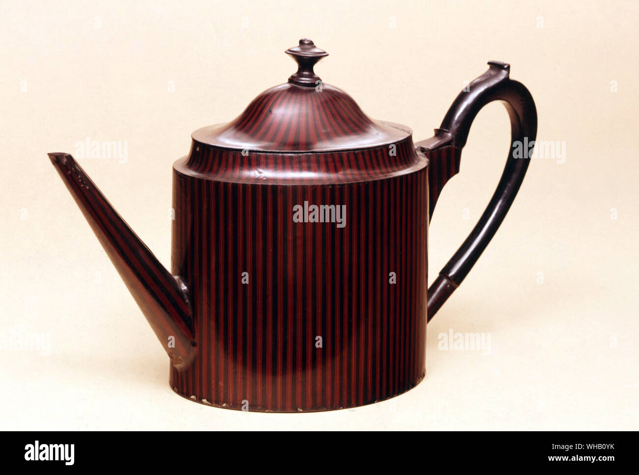 Pontypool Argyll Soße Teekocher, Ende des 18. Jahrhunderts, Plündern, London.. Stockfoto