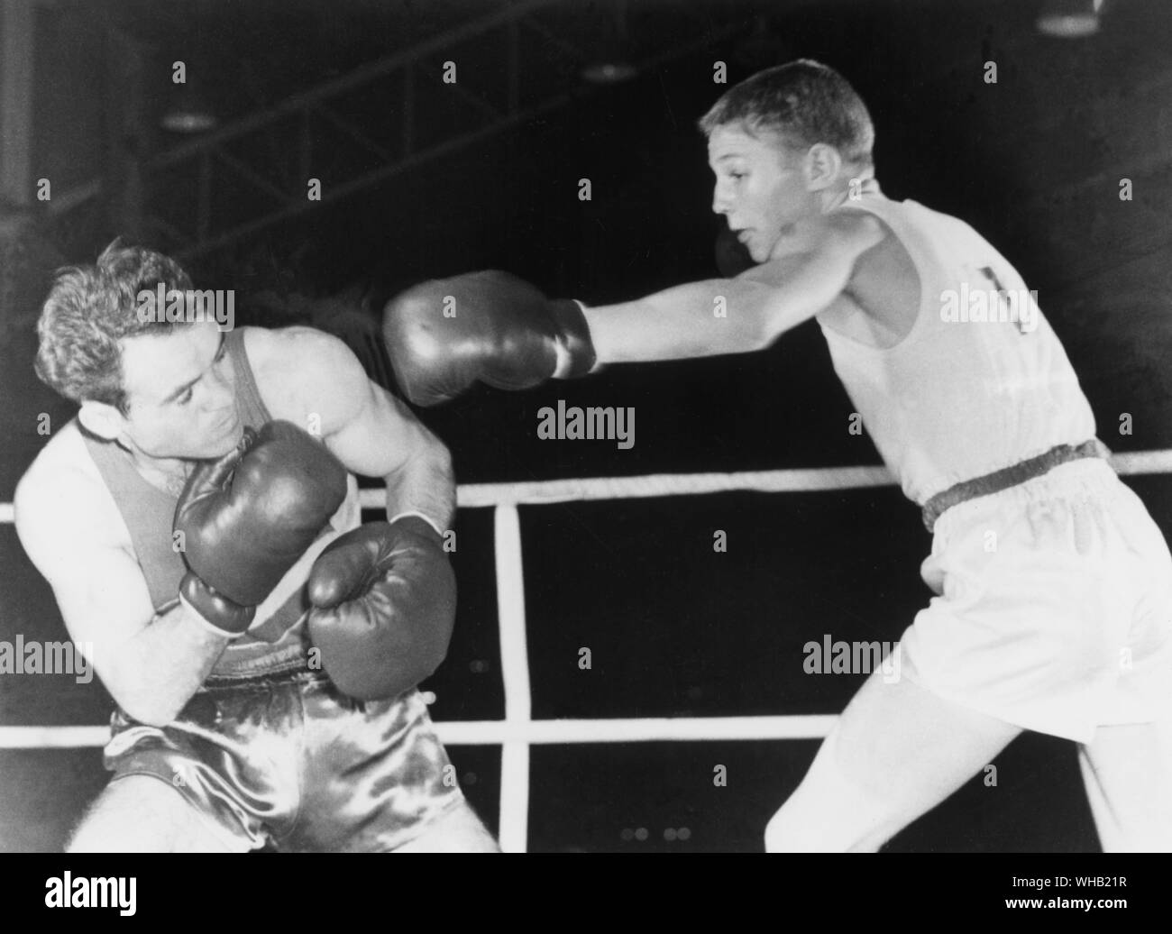 Aus., Melbourne, Olympics, 1956: Terry Spinks, 18 Jahre alten Londoner, führt mit einer linken zu Mircea Dobrescu in Rumänien während ihrer Fliegengewicht Finale. Spinks gewann die Goldmedaille. Stockfoto