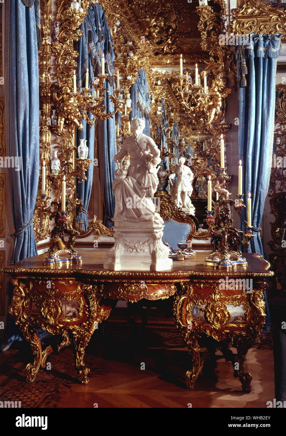 Schloss Linderhof Writingtable und die Statue von Louis XV im Spiegel Zimmer. Stockfoto