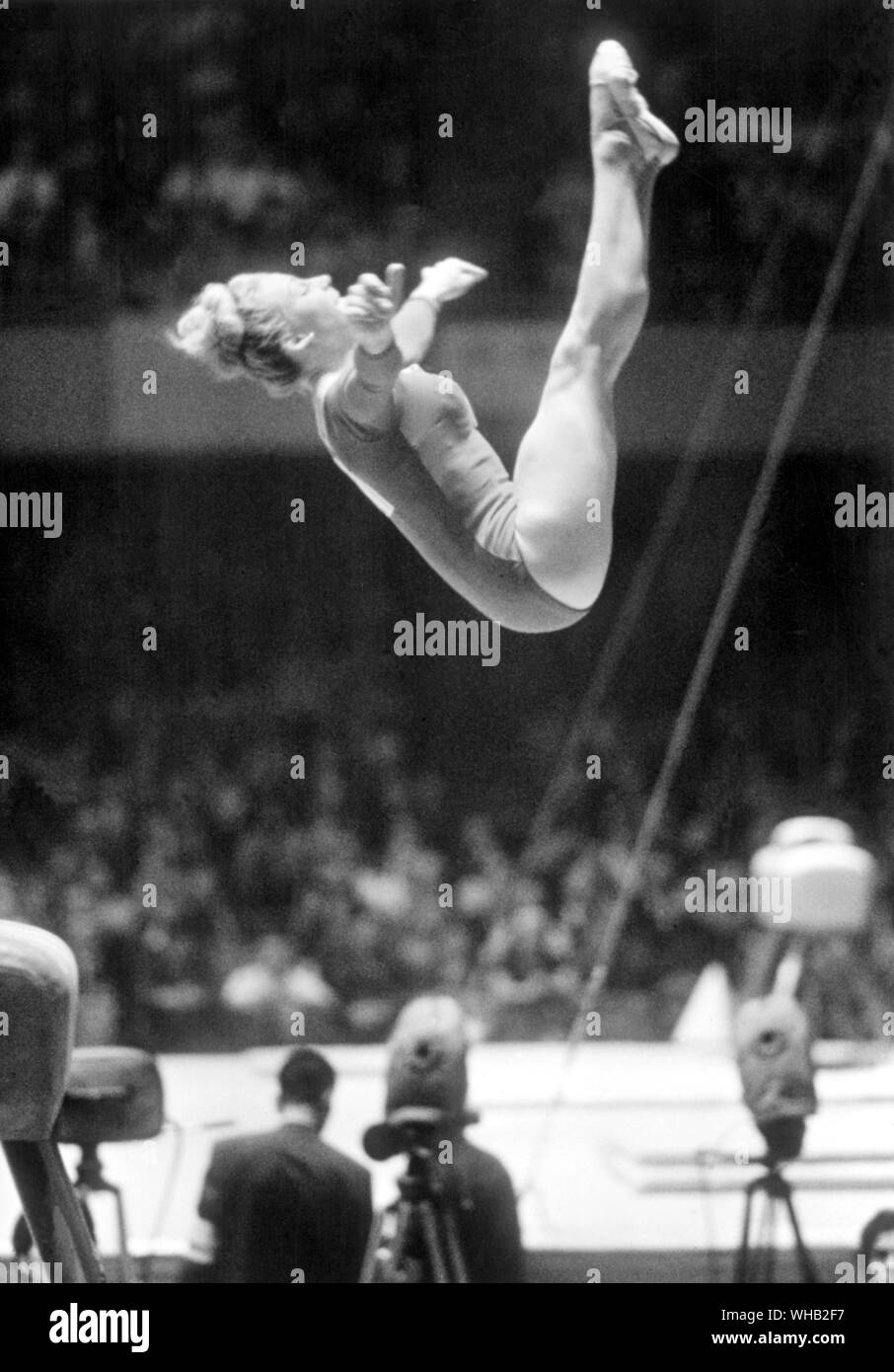 Japan, Tokio Olympics, 1964: Vera Caslavska (Tschechoslowakei) bei den Frauen Gymnastik. . . Stockfoto