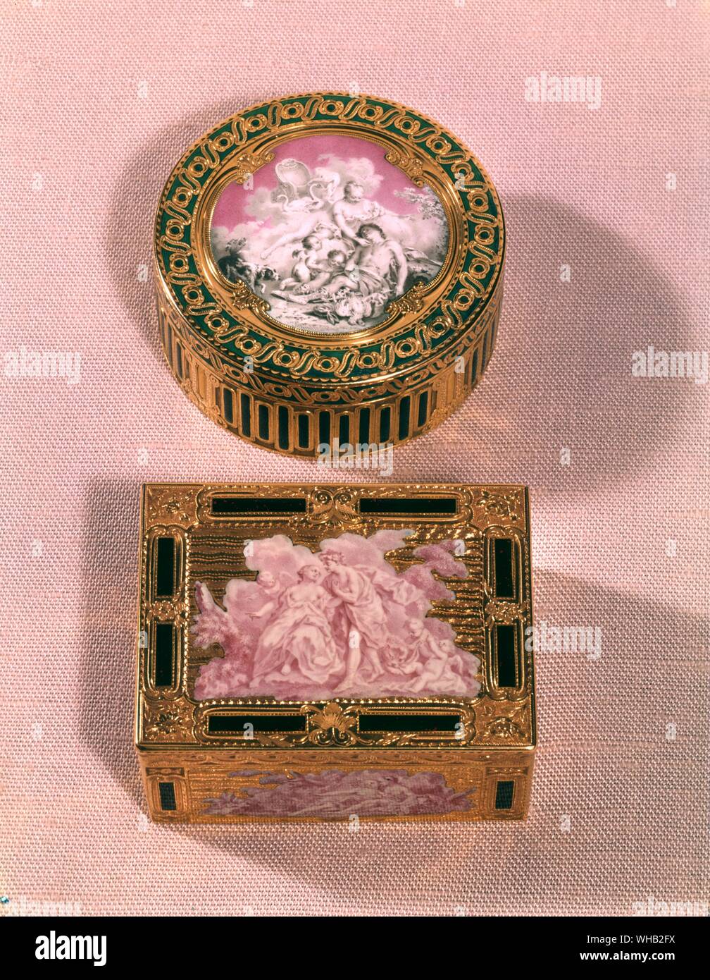Top snuff Box ist Gold, graviert und mit Emaille verziert. Im Deckel ist ein representaion der Tod des Adonis. Unterzeichnet Schindler, Wienn. Ende des 18. Jahrhunderts in Österreich.. . Schnupftabak, Gold, graviert, emailliert mit Liebe Szenen in Rose (camaien) Österreichische der zweiten Hälfte des 18. Jahrhunderts. Stockfoto