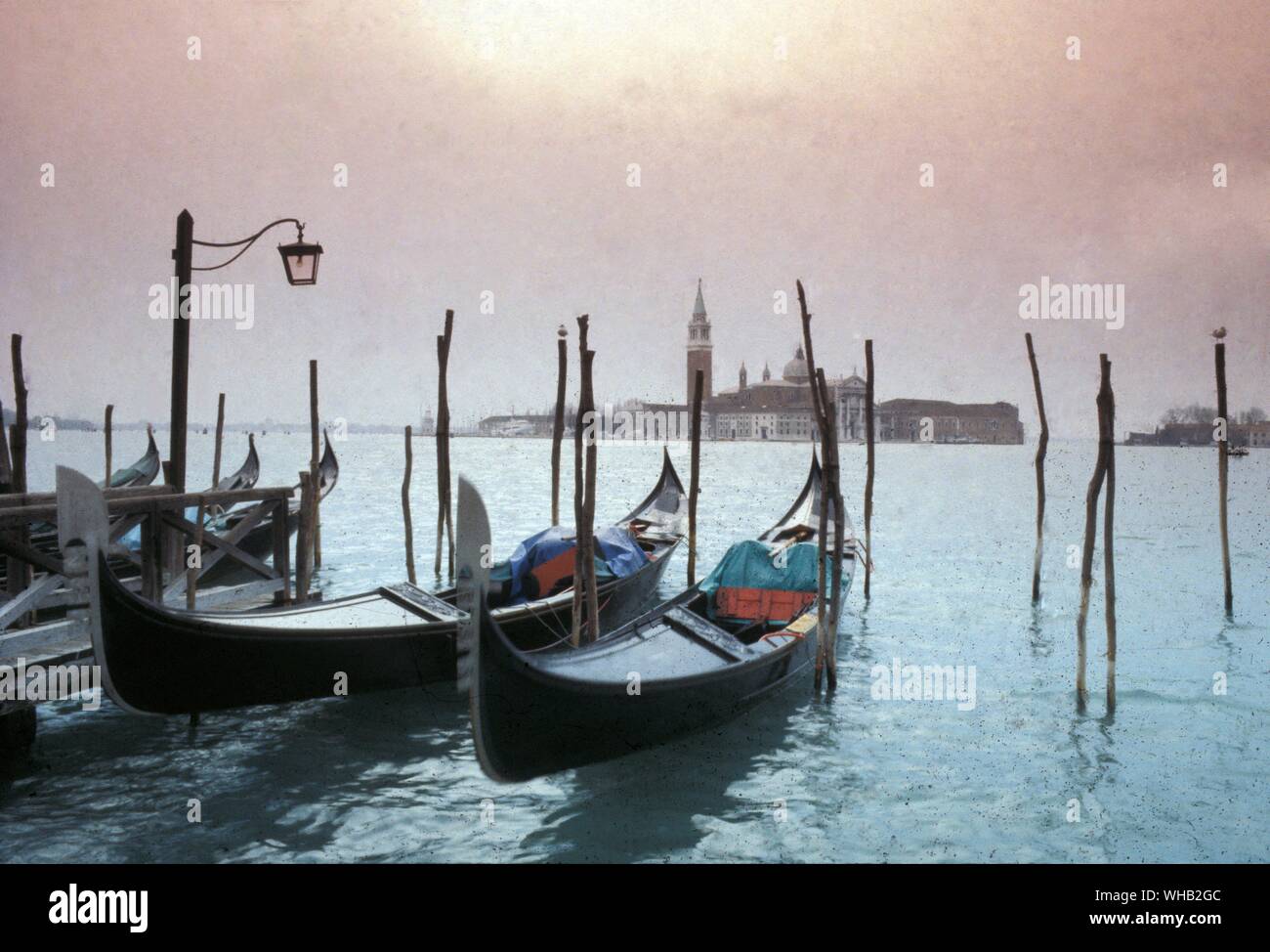 Italien Venetien Venedig. Gondeln am Dogenpalast. Stockfoto