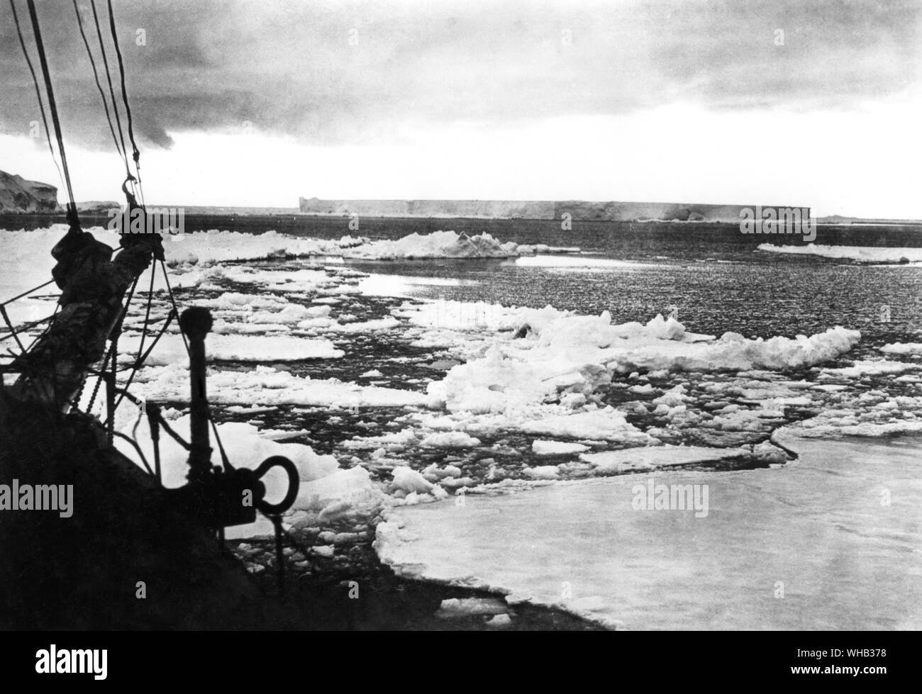 Schiff in Pack mit Beng auf Horizont 1914-16 Shackleton Expedition Stockfoto