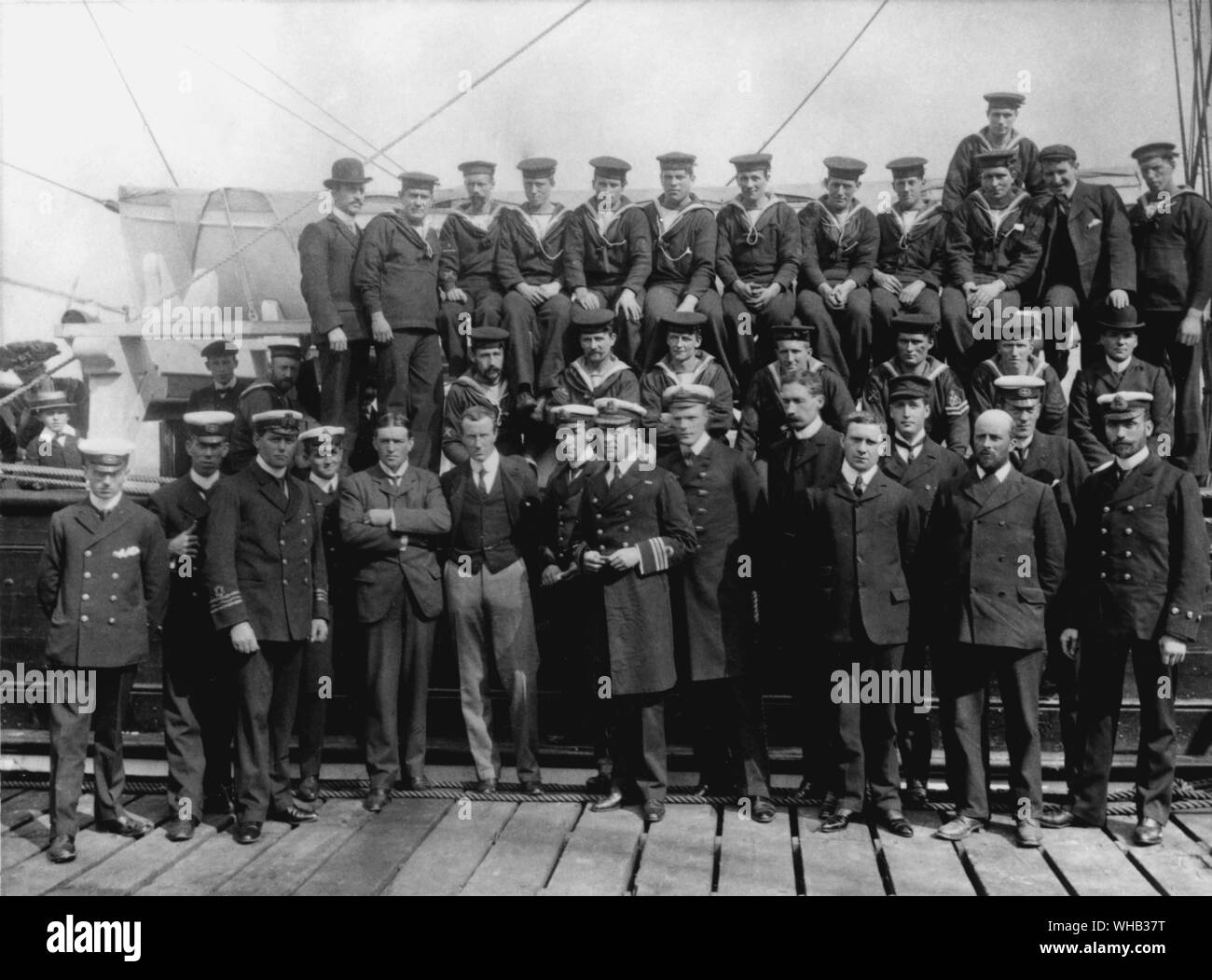 Kapitän Scott und seine Schiffe Firma.. Obere Zeile Blissett, Allan, Wild, Croucher, Kennar, Handsley, Lashly, Crean, Dell, Evans, Plumley, Clarke, Weller.. Mittlere Zeile: Pilbeam, Joyce, WIlliamson, Heald, Kreuz, Smythe, Scott. Vordere Reihe: Feather Lt Mulock, Lt Shackleton, Dr. Wilson, Lt Ger Skelton, Capt Scott, Lt ROyds, Dr Koettlitz, Herr Ferrar, Dellbridge, Lt Armitage, Herr Bernacchi, Herr Hodgson, Dailey. Stockfoto
