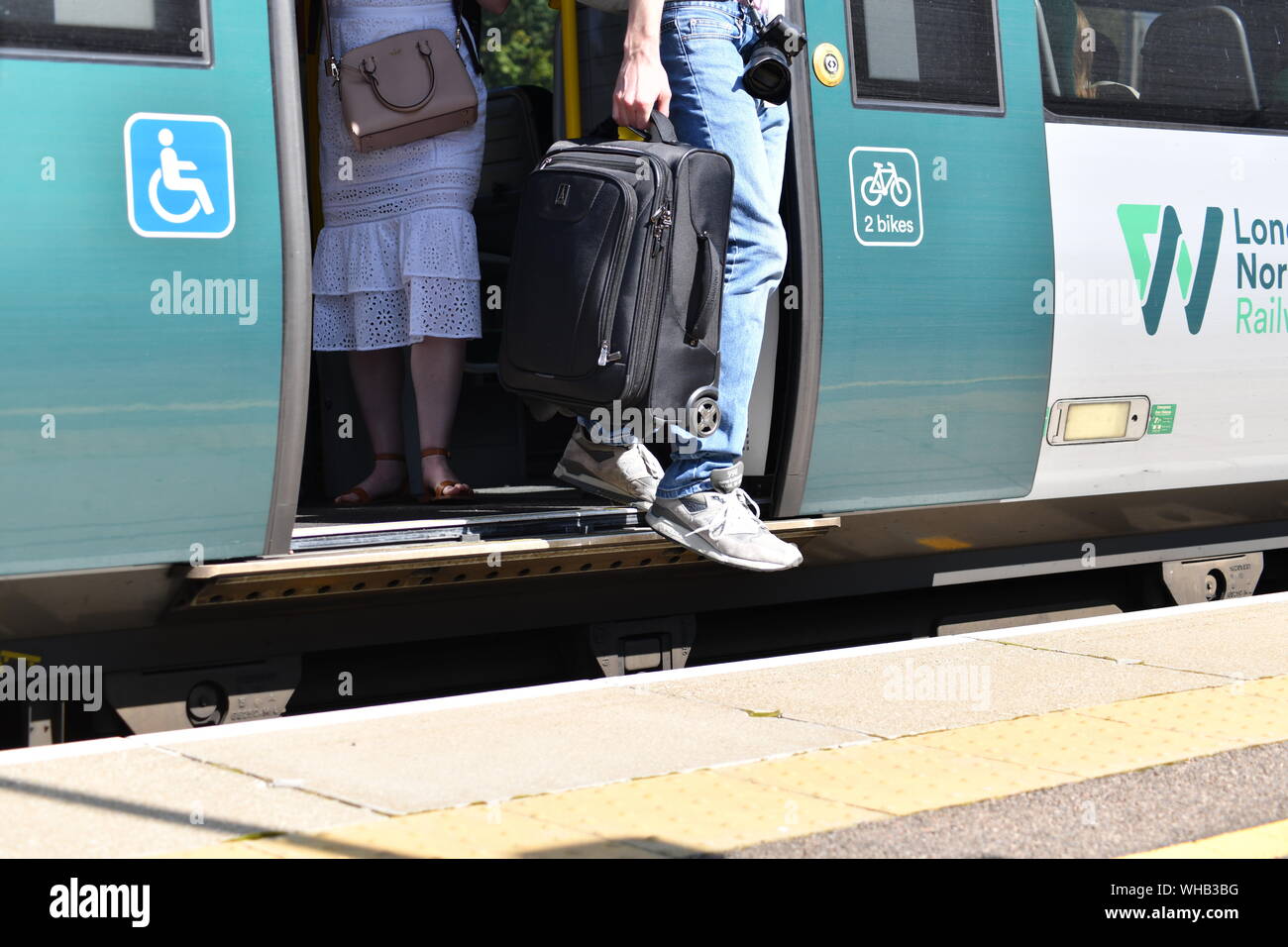 Person, die einen Zug verlässt und die Schrittweite der Bahnsteigerschnittstelle hervorhebt Stockfoto