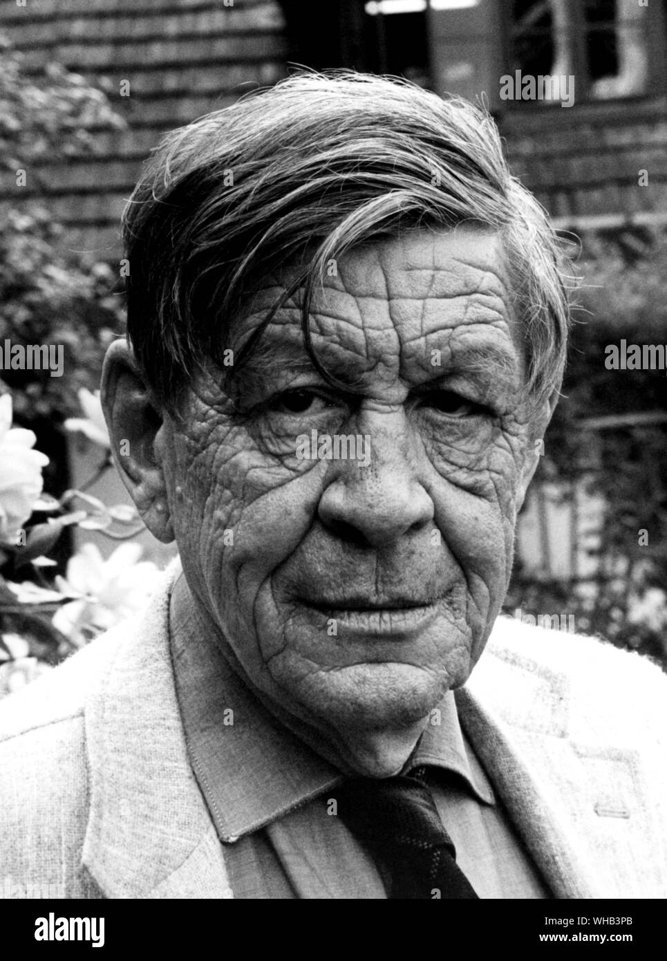 W.H. Auden. Wystan Hugh Auden (1907-1973) war ein englischer Dichter und Kritiker, der als einer der einflussreichsten und wichtigsten Schriftsteller des 20. Jahrhunderts. Er verbrachte den ersten Teil seines Lebens im Vereinigten Königreich, sondern wanderte in die Vereinigten Staaten im Jahr 1939, ein US-Bürger im Jahr 1946. . Stockfoto