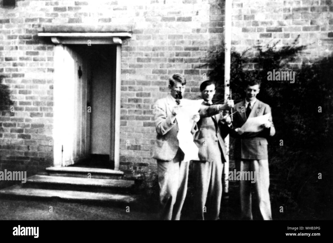 WH Wystan Hugh Auden, mit Sir William Coldstream eine Englische realist Maler und Lehrer und Benjamin Britten an der tiefen Schule Colwall 1935. Bei Colwall 1935 Stockfoto